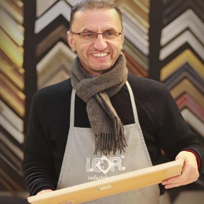 In der Werkstätte von Kunst & Rahmen - Ali Maghami redet mit einem Kunden